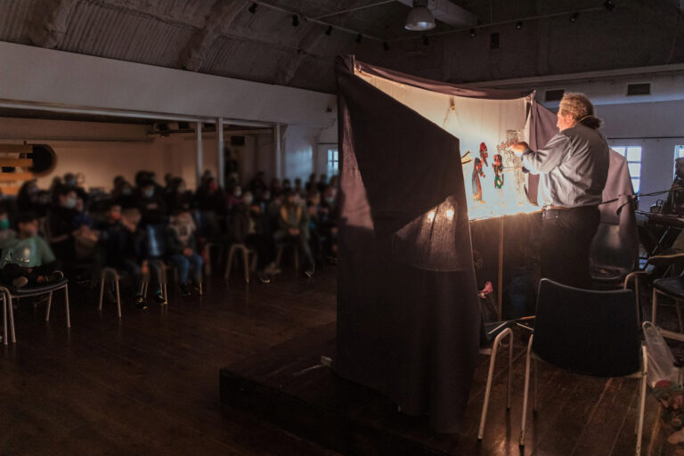 To “Χριστουγεννιάτικο όνειρο του Καραγκιόζη” έγινε πραγματικότητα στην αίθουσα ΤΟΛ της Κεραμεικής