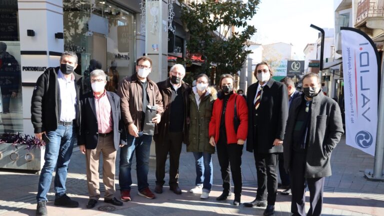 Δίπλα στους καταστηματάρχες του Αμαρουσίου βρέθηκε ο Δήμαρχος την παραμονή των Χριστουγέννων