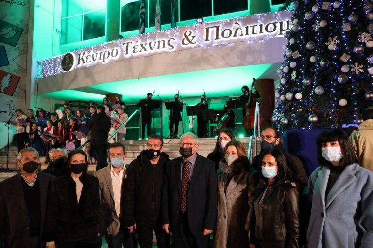 Ο Δήμαρχος φωταγώγησε το Χριστουγεννιάτικο Δέντρο της ΚΕΔΑ και του Κέντρο Τέχνης & Πολιτισμού του Δήμου