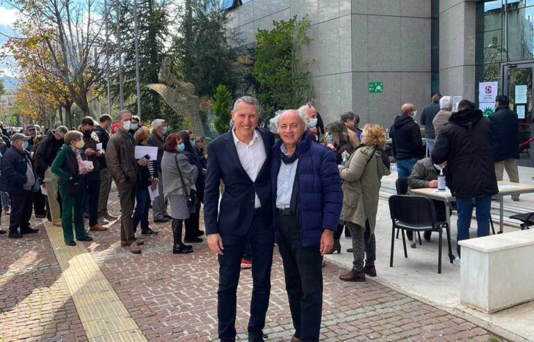 Μεγάλη η συμμετοχή στις εκλογές του ΚΙΝΑΛ και στο Μαρούσι. Η διαδικασία ίσως πάρει παράταση.