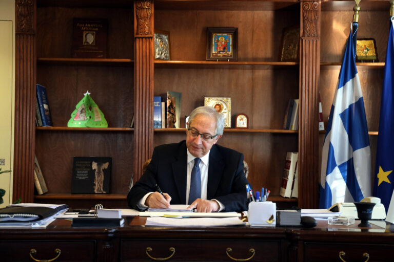 Επιστολή Αμπατζόγλου με αφορμή τον χαρακτηρισμό του 1ου Γυμνασίου και του 1ου Λυκείου Αμαρουσίου σε «Πειραματικά»