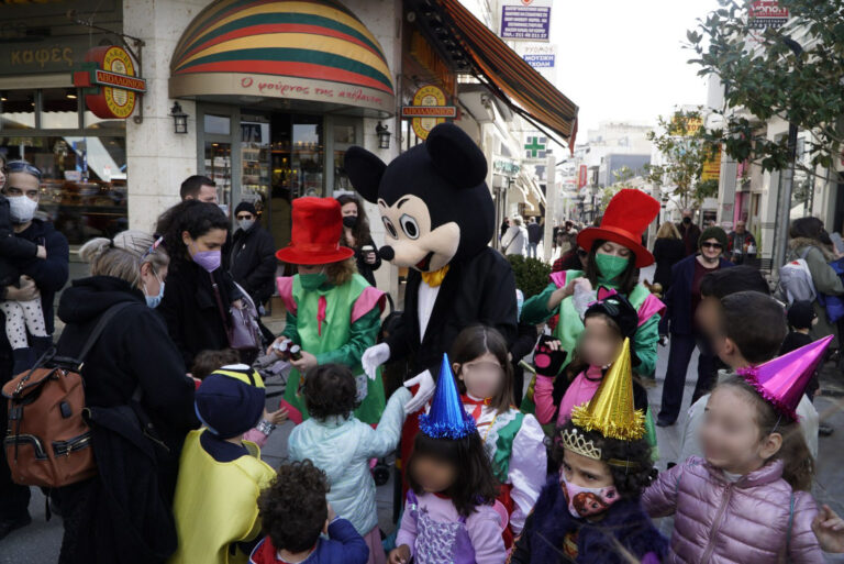 Αποκριάτικη γιορτή για τα Μαρουσιωτάκια στο κέντρο της πόλης με εμψυχωτές, μασκότ και άμαξα με δώρα