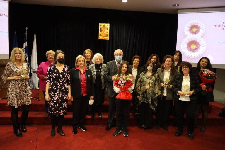 Ο Δήμαρχος Θ. Αμπατζόγλου βράβευσε 11 Μαρουσιώτισσες για την προσφορά τους στην τοπική κοινωνία