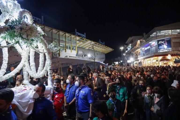 Σε ατμόσφαιρα απόλυτης κατάνυξης και ευλάβειας η Ακολουθία της Αποκαθήλωσης του Εσταυρωμένου