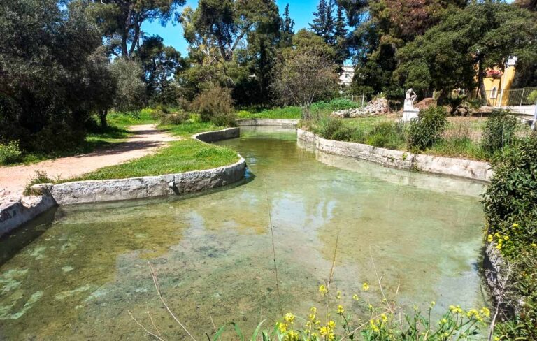 Καθαρίστηκε και γέμισε πάλι η επάνω λίμνη του δάσους Συγγρού