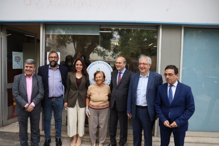 Ο Θ. Αμπατζόγλου υποδέχτηκε τον Υπουργό Κωστή Χατζηδάκη στο Κοινωνικό Παντοπωλείο του Δήμου Αμαρουσίου