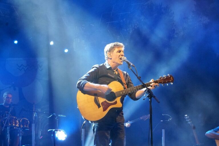 Με ενθουσιασμό υποδέχθηκαν οι δημότες του Αμαρουσίου την συναυλία του Σωκράτη Μάλαμα