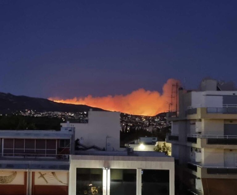 Ανατριχιαστική η εικόνα της φωτιάς στην Πεντέλη από το Μαρούσι