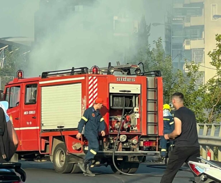 Στις φλόγες τυλίχθηκε ΙΧ στο Μαρούσι – Βίντεο
