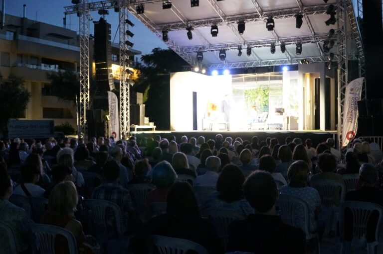 Ενθουσιώδης η αντίδραση του κοινού που παρακολούθησε την ανατρεπτική κωμωδία «Η Μεγάλη Πλεκτάνη»