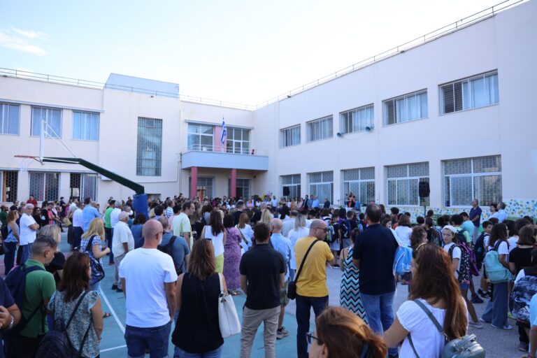 Στους αγιασμούς του 1ου Δημοτικού και του 8ου Γυμνασίου ο Δήμαρχος Αμαρουσίου Θεόδωρος Αμπατζόγλου