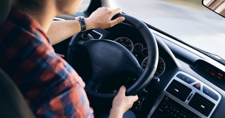 Ιδιοκτήτης σχολής οδηγών έδινε οδηγίες μέσω ακουστικού σε υποψήφιο οδηγό Μαρούσι