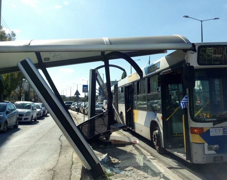 Λεωφορείο που εκτελούσε το δρομολόγιο Παλαιό Φάληρο – Κηφισιά έπεσε σε στάση στο Μαρούσι