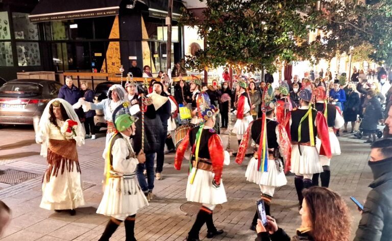 Ζωντάνεψε το κέντρο του Αμαρουσίου από το έθιμο των Μωμό ’ερων