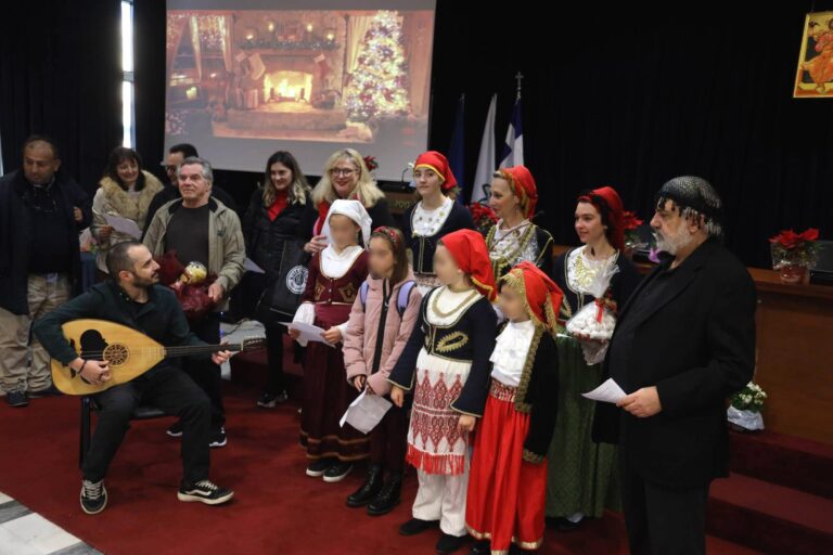 Πρωτοχρονιάτικα κάλαντα από Σύλλογους Ποντίων και Κρητών και τη Χορωδία των ΚΑΠΗ της πόλης μας