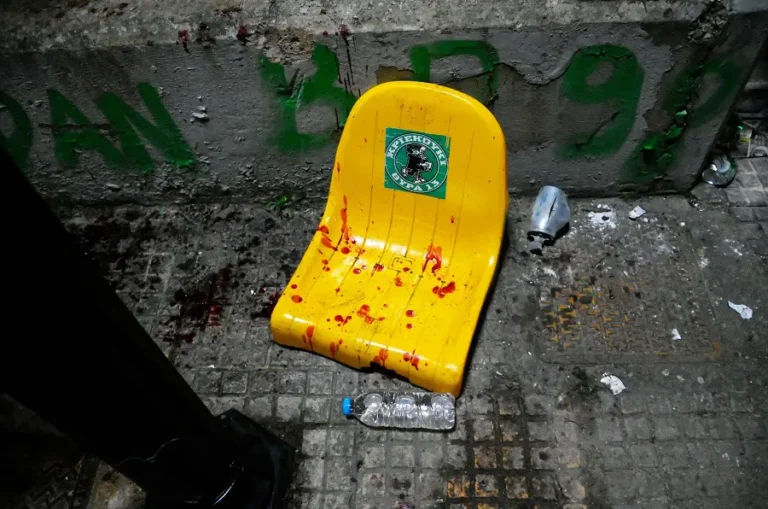 Αστυνομικοί τραυματίες από συμπλοκές πριν από τον ημιτελικό του αγώνα βόλεϊ Παναθηναϊκού – Ολυμπιακού στο κλειστό του Αγίου Θωμά