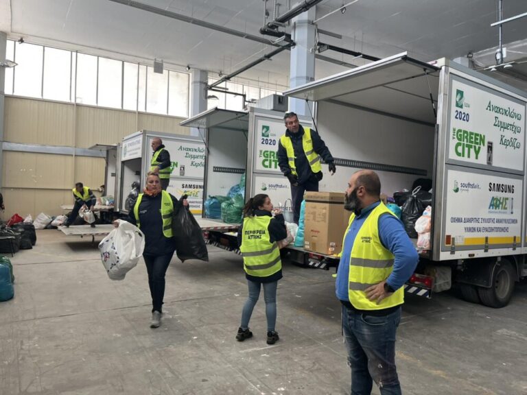 Με 50 οχήματα της Περιφέρειας Αττικής ξεκίνησε σήμερα το πρωί από το ΣΕΦ το κομβόι της ανθρωπιστικής βοήθειας προς τους σεισμόπληκτους της Τουρκίας