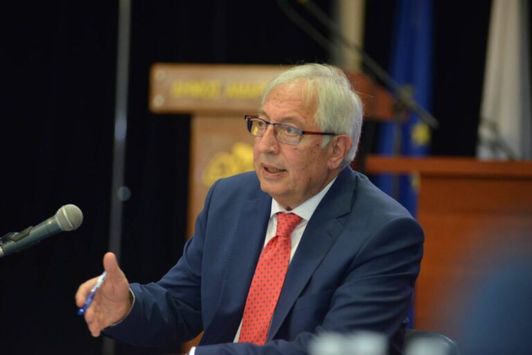 Θ. Αμπατζόγλου: «Δεν θα επιτρέψουμε το Μαρούσι να βυθιστεί στο βούρκο και το σκοτάδι»