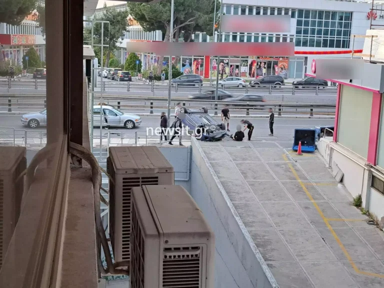 Τροχαίο ατύχημα στην Κηφισίας – Ανετράπη αυτοκίνητο στο ύψος του Αμαρουσίου