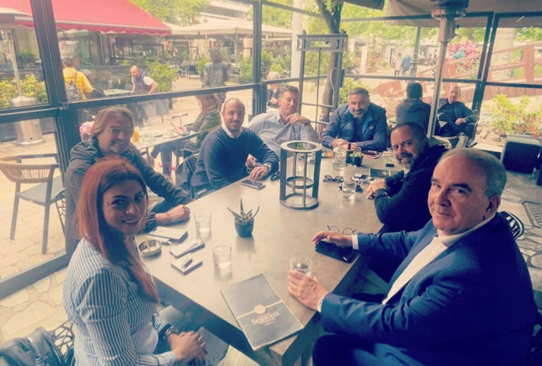 Οργανωτικός, Κυριακάτικος καφές προετοιμασίας για Παπαθανάση στο Μαρούσι