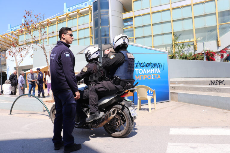 Άγνωστοι κατέστρεψαν τα προεκλογικά περίπτερα των κομμάτων στο Μαρούσι