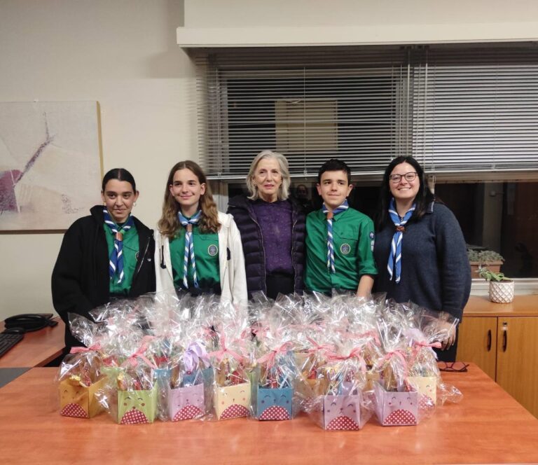 Το 1ο Σύστημα Προσκόπων Αμαρουσίου δίπλα στο Ίδρυμα Χατζηκώνστα