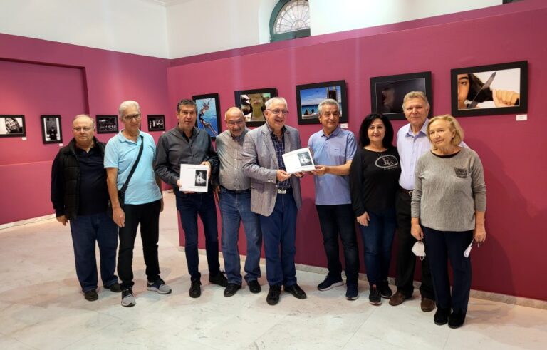 Την Έκθεση των Τμημάτων Δημιουργικής και Καλλιτεχνικής Φωτογραφίας επισκέφθηκε ο Δήμαρχος Αμαρουσίου