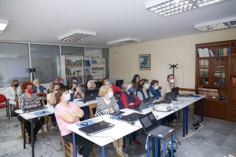 Μαθήματα εκμάθησης ηλεκτρονικών εφαρμογών για τα μέλη των ΚΑΠΗ Αμαρουσίου μέσω του Προγράμματος «Καινοτομία σε κάθε ηλικία»