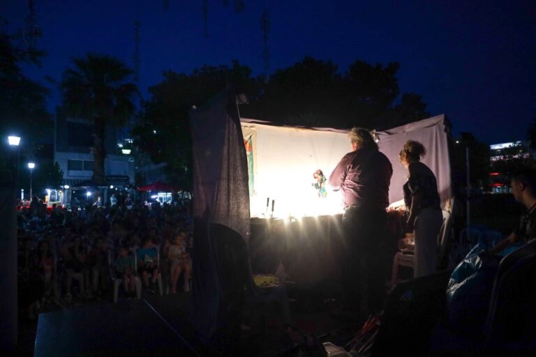 Πλήθος κόσμου στις καλοκαιρινές παραστάσεις του Καραγκιόζη που διοργάνωσε το Σπαθάρειο Μουσείο Θεάτρου Σκιών