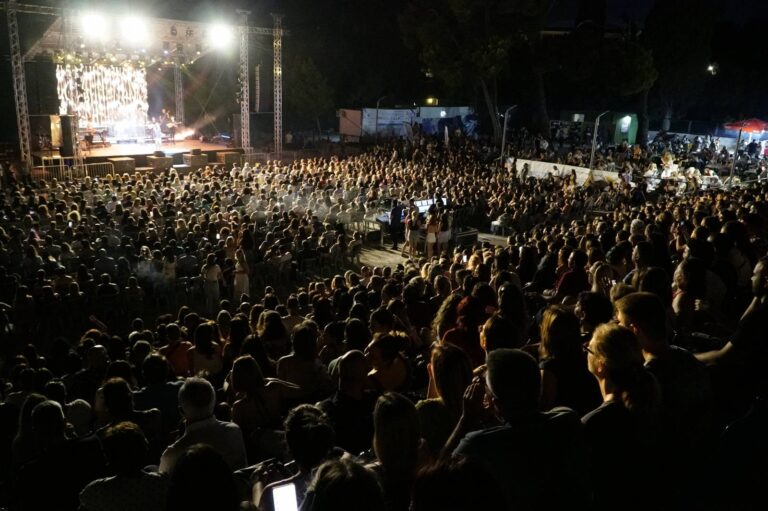 Πλήθος κόσμου στην εντυπωσιακή συναυλία της Καίτης Γαρμπή στο Αίθριο Θέατρο