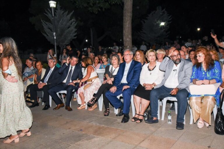 Εορταστική βραδιά παραμονή του Δεκαπενταυγούστου στην Πλατεία Αγίας Λαύρας Αμαρουσίου