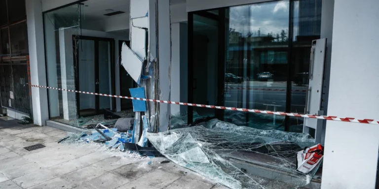 Μαρούσι: Σοβαρό τροχαίο στη Λεωφόρο Κηφισίας – Αυτοκίνητο έπεσε στην είσοδο καταστήματος