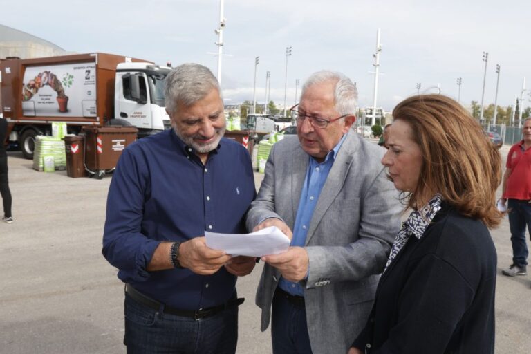 Τρία νέα απορριμματοφόρα και καφέ κάδοι συλλογής βιοαποβλήτων από την Περιφέρεια Αττικής στο Δήμο Αμαρουσίου