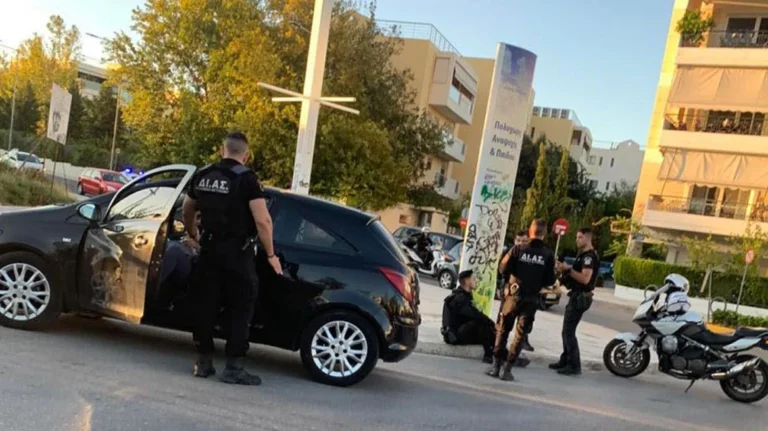 Σύγκρουση μηχανής της ομάδας ΔΙ.ΑΣ με Ι.Χ στο Μαρούσι – Τραυματίστηκε αστυνομικός