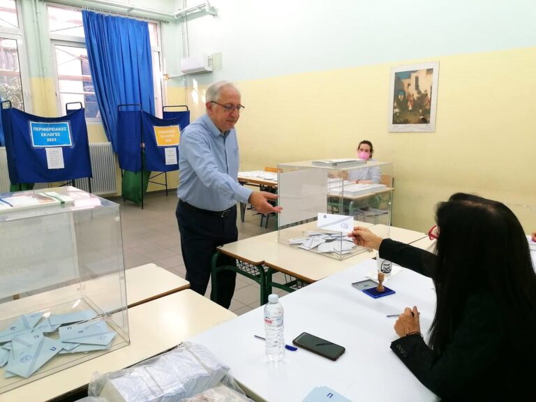 Στο 1ο Πειραματικό Γενικό Λύκειο Αμαρουσίου ψήφισε ο Θεόδωρος Αμπατζόγλου