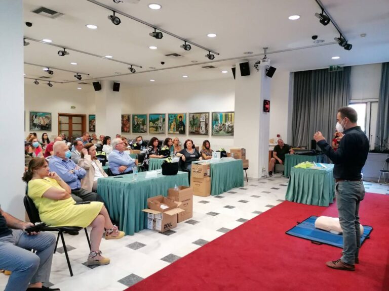 Επίδειξη ΚΑΡΠΑ και χρήση απιδινωτή, επ’ ευκαιρία της προμήθειας και τοποθέτησης 12 νέων απιδινωτών σε δομές του Δήμου Αμαρουσίου
