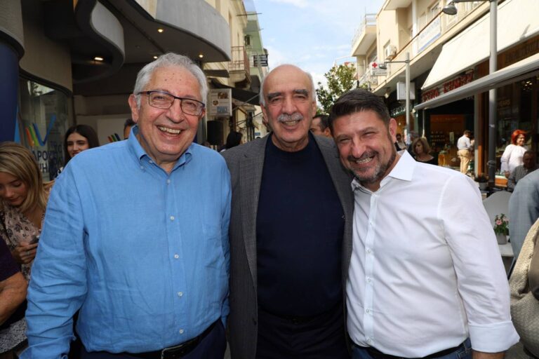 Ο Θεόδωρος Αμπατζόγλου υποδέχθηκε τον Νίκο Χαρδαλιά και τον Βαγγέλη Μεϊμαράκη στο εκλογικό κέντρο του Συνδυασμού “Το Μαρούσι Ψηλά!”