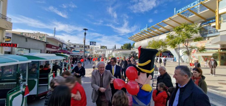 Το Εμπορικό Κέντρο της πόλης επισκέφθηκε ο Δήμαρχος Αμαρουσίου την παραμονή των Χριστουγέννων