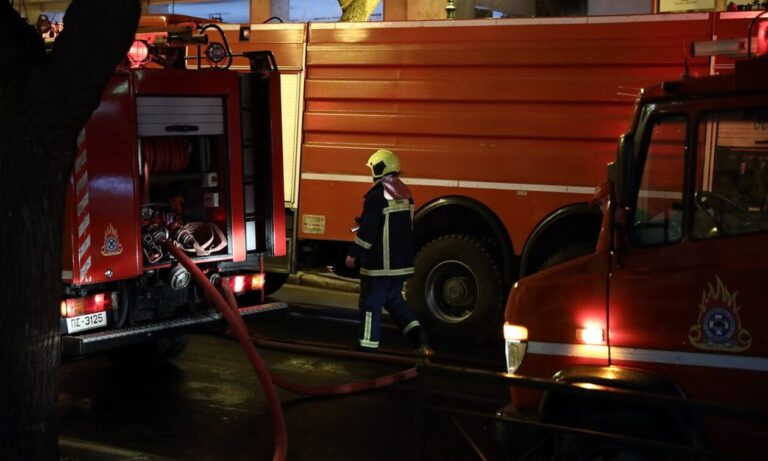 Μαρούσι: Πυρκαγιά σε όχημα έξω από εμπορικό κέντρο στη Λεωφόρο Κηφισίας