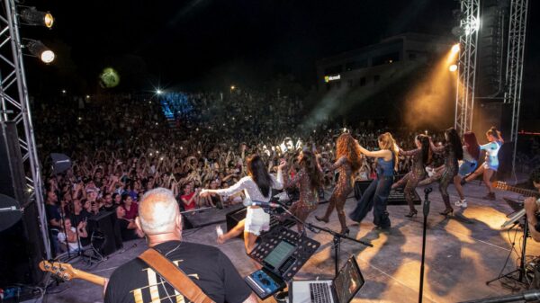 Φεστιβάλ Δήμου Αμαρουσίου: Αποθεώθηκε η μοναδική Έλενα Παπαρίζου στην εντυπωσιακή συναυλία της
