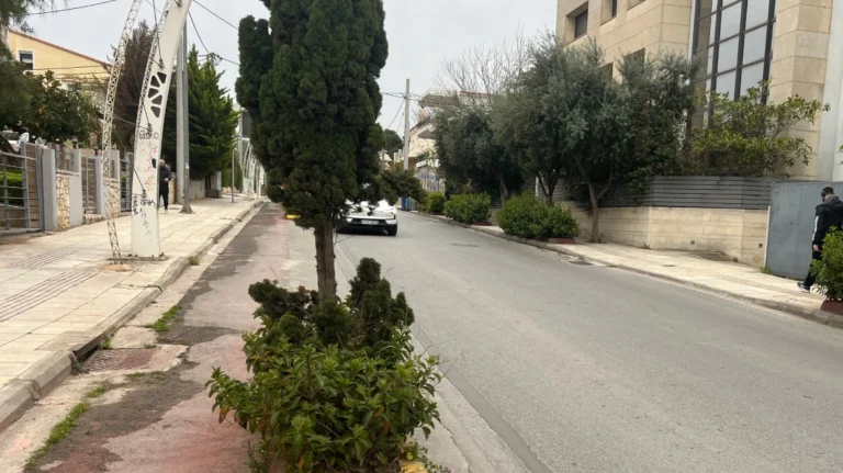 Μαρούσι: Κυπαρίσσια εμποδίζουν την ορατότητα σε δρόμο κοντά σε κεντρική λεωφόρο