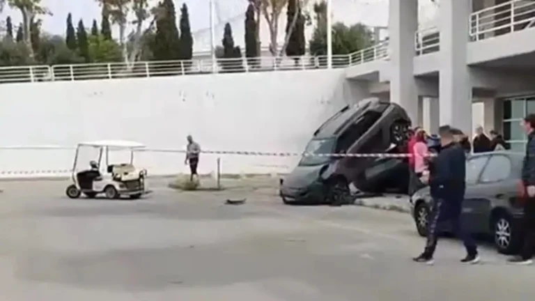 Mαρούσι:Απίστευτο τροχαίο στο ΟΑΚΑ: «Κόλλησε» το γκάζι και προκάλεσε καραμπόλα στο πάρκινγκ (vid)