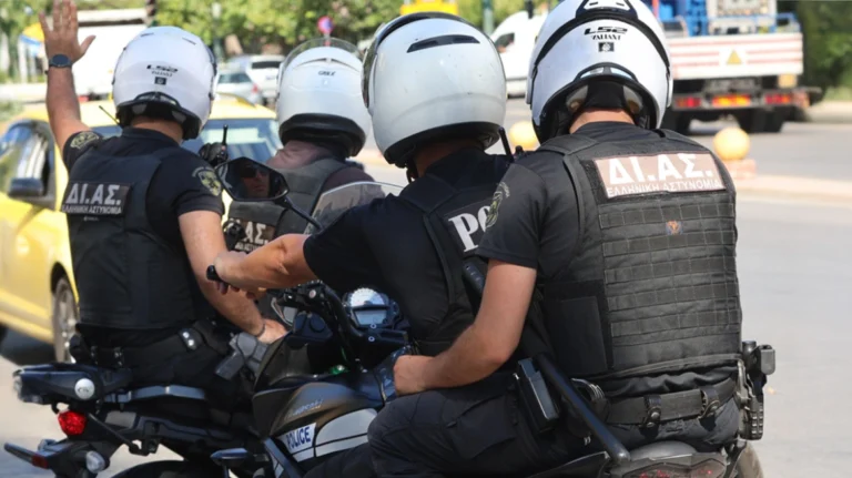 Μαρούσι: Γυναίκα απείλησε να πέσει από τον τρίτο όροφο πολυκατοικίας