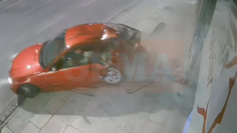 Μαρούσι:Αυτοκίνητο καρφώθηκε σε ΕΛΤΑ Courier στην Κηφισίας (+video)