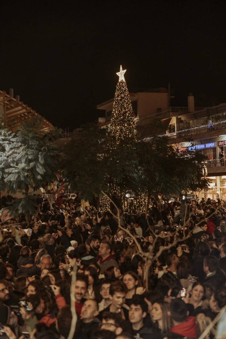 Μαρούσι: Φωταγωγήθηκε το Χριστουγεννιάτικό δέντρο(+φωτός)
