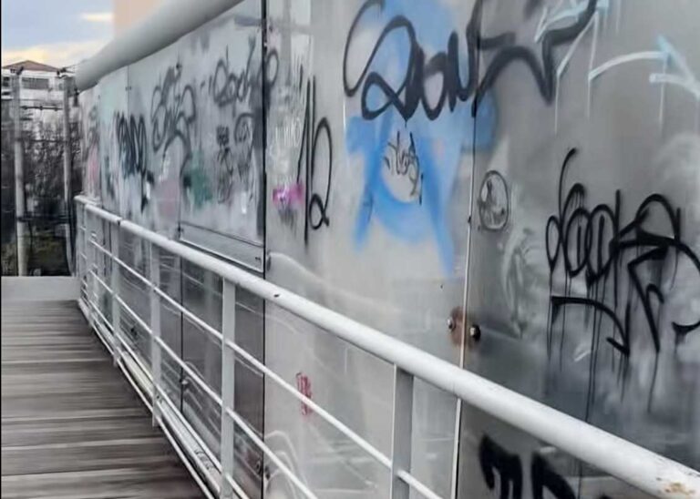 Σε κατάσταση εγκατάλειψης πεζογέφυρα στο Μαρούσι – Παρέμβαση Θανάση Βλαχοπιώτη