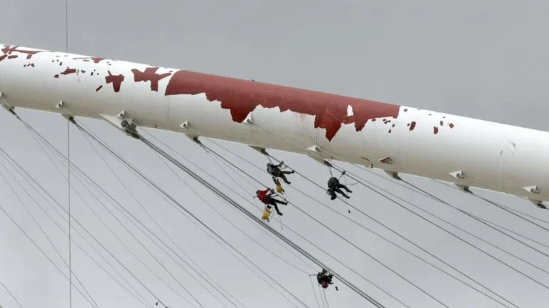 Μαρούσι:Eργάτες κρέμονται από ύψος 62 μέτρων στο στέγαστρο Καλατράβα στο ΟΑΚΑ
