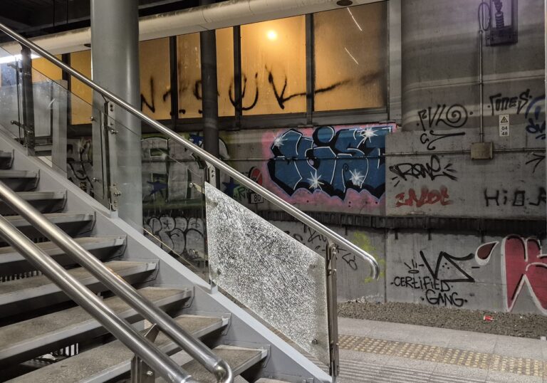Μαρούσι:Νερατζιώτισσα: εγκατάλειψη και σκοτάδι κάθε βράδυ στον σταθμό του Προαστιακού